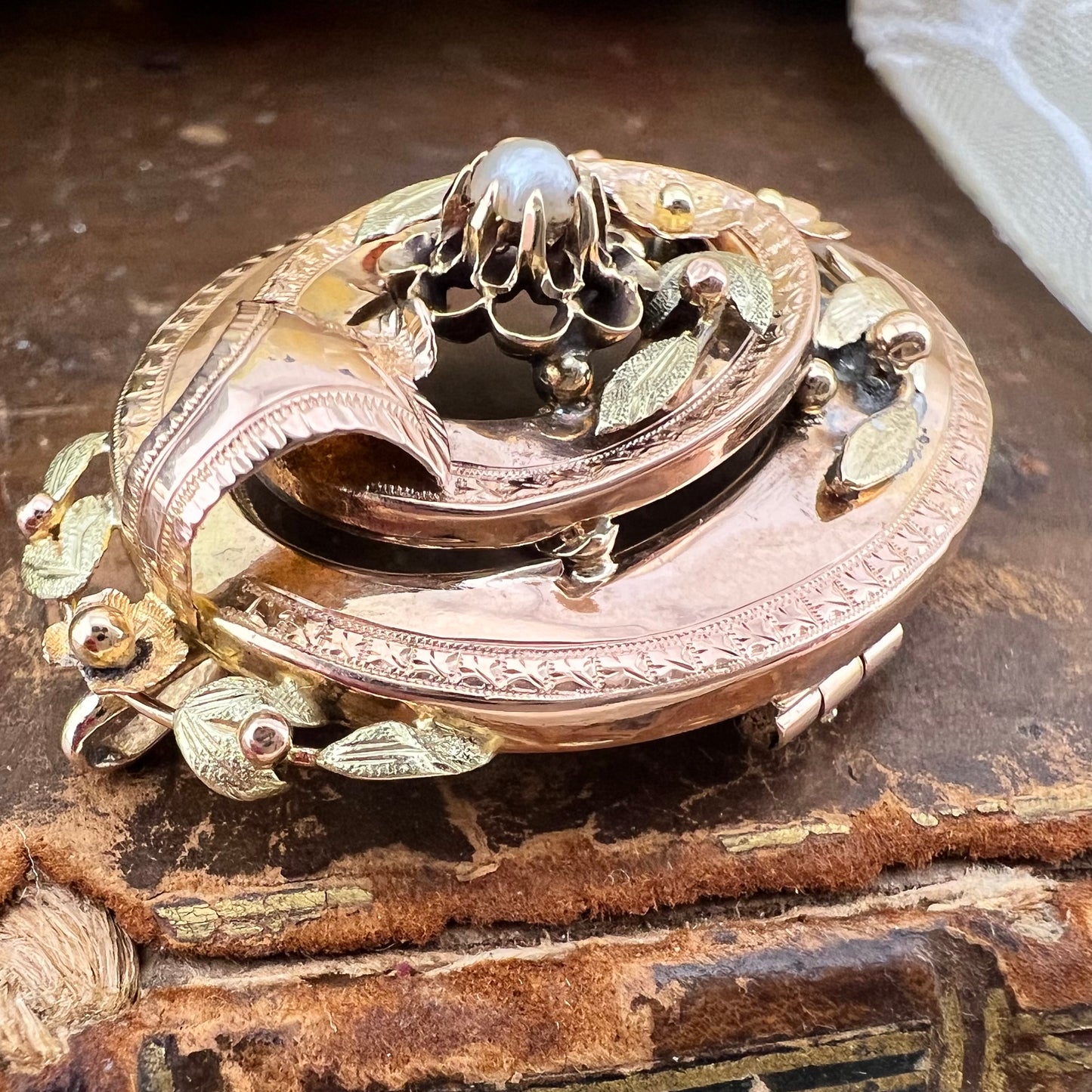 Pendente/spilla borbonico in oro giallo e rosa 18k con perlina centrale – Italia preunitaria, metà XIX secolo