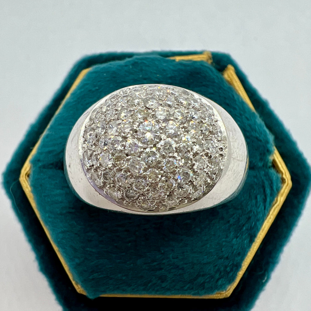 Anello pre-loved a cupola con pavè di diamanti in oro bianco 18 carati