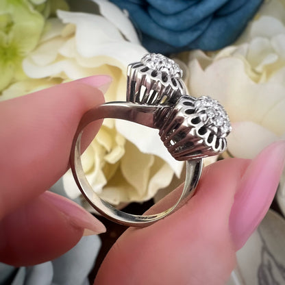 Anello contrariè con margherite di diamanti, oro bianco 18k