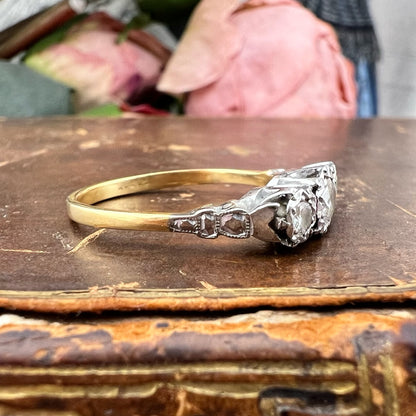 Anello Trilogy Art Déco con Diamanti Vecchia Europa in Oro 18 kt e Platino – Europa, c. 1920