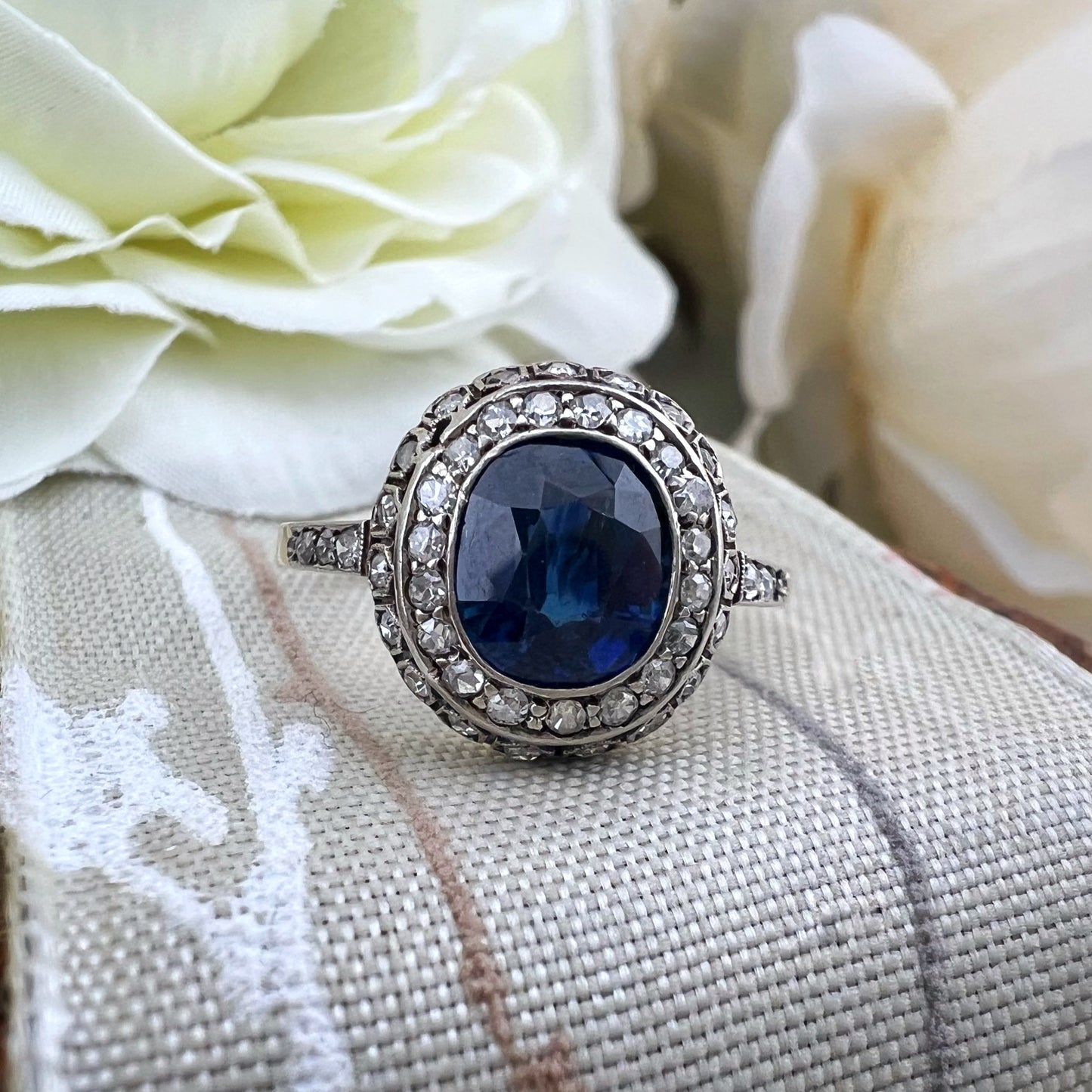 Anello con zaffiro birmano e diamanti - Art Déco