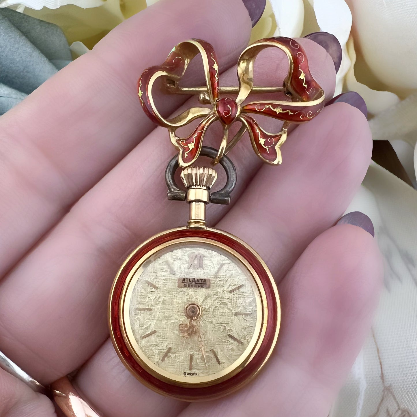 Orologino spilla (brooch watch) in oro 18 k e smalti. Italia 1950
