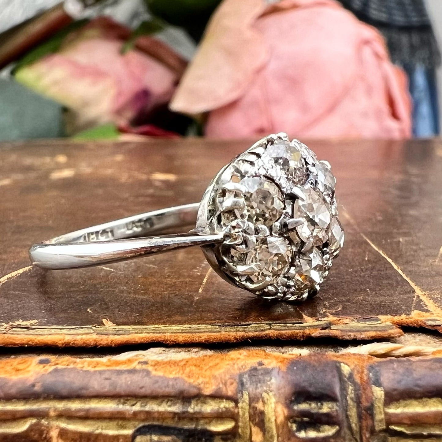 Anello a margherita con diamanti antichi old mine in oro bianco 18 kt e platino, Europa, circa 1920