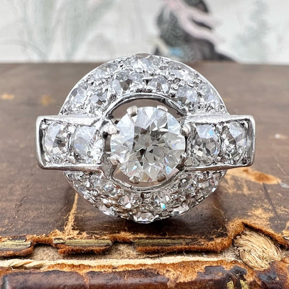 Anello a cupola Art Déco in platino con oltre 4 carati di diamanti – 1920-1940