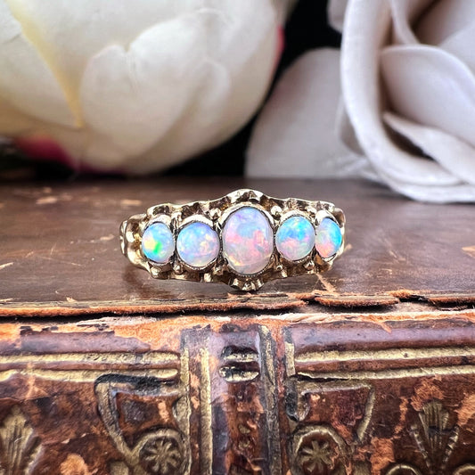 Anello Antico in Oro con Cinque Opali – Un Sogno Vittoriano