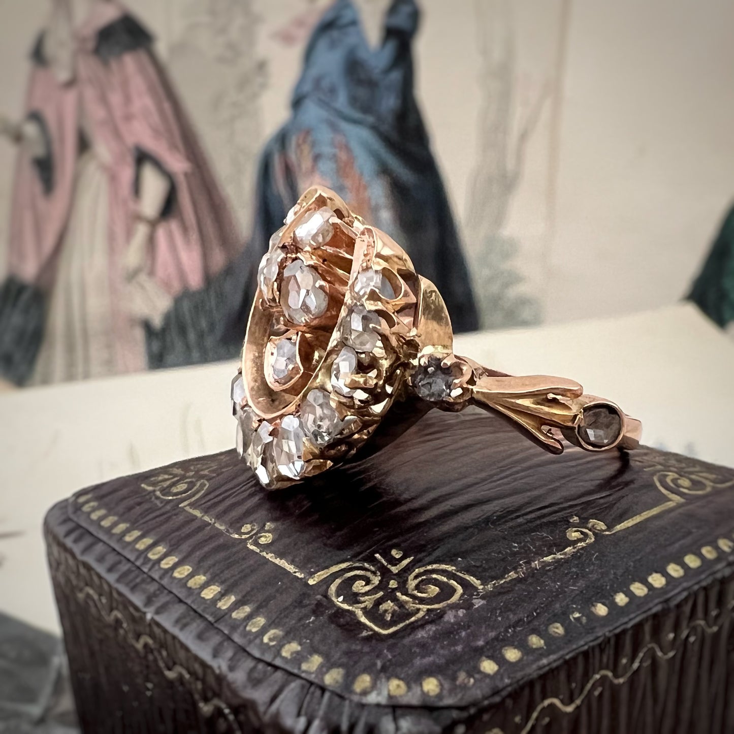Anello antico in oro 18 kt con luna crescente e trifoglio di diamanti a taglio rosa – eleganza vintage e buon augurio