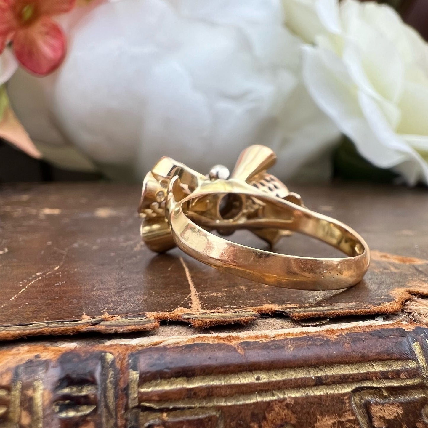 Anello a fiocco pre 1934 in oro 18k e diamante Old Mine