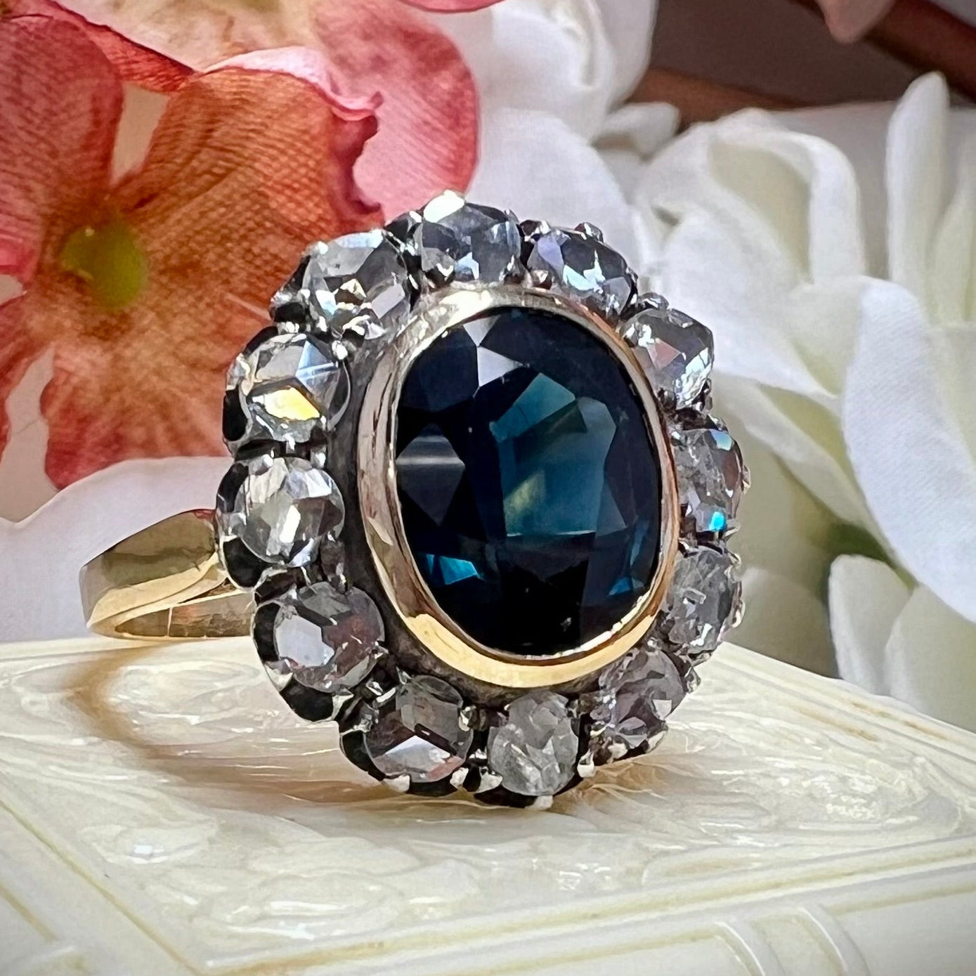 Grande anello margherita con zaffiro teal 3.80 ct e diamanti a rosetta per 1.20-1.30 ct in oro giallo 18k