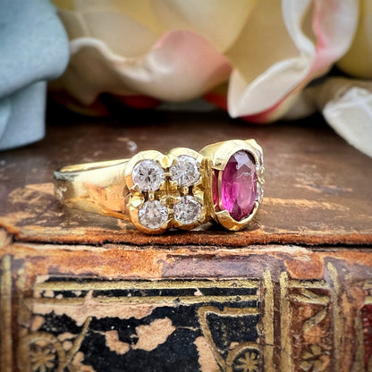 Anello in oro giallo 18 kt con rubino e diamanti