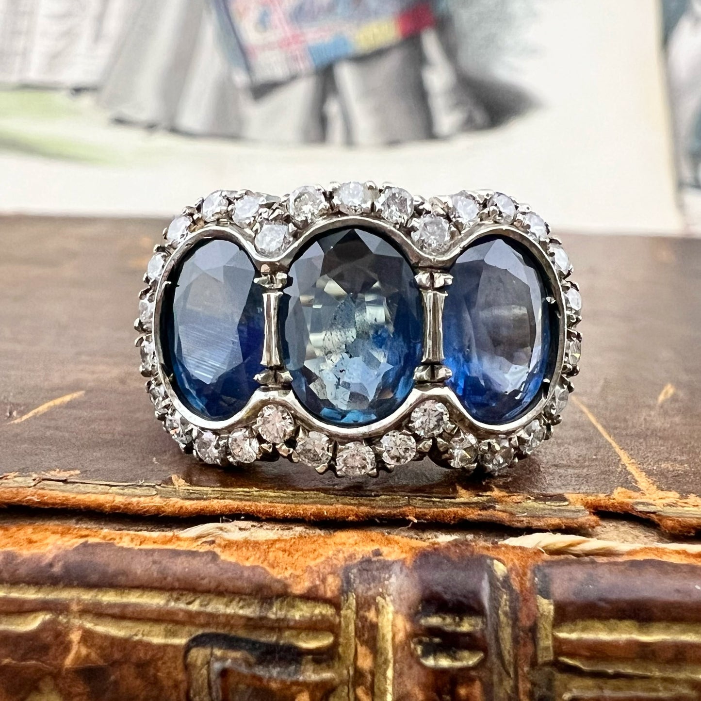 Grande anello trilogy con tre zaffiri naturali per 5 ct e diamanti – Italia, circa 1970 oro 18k