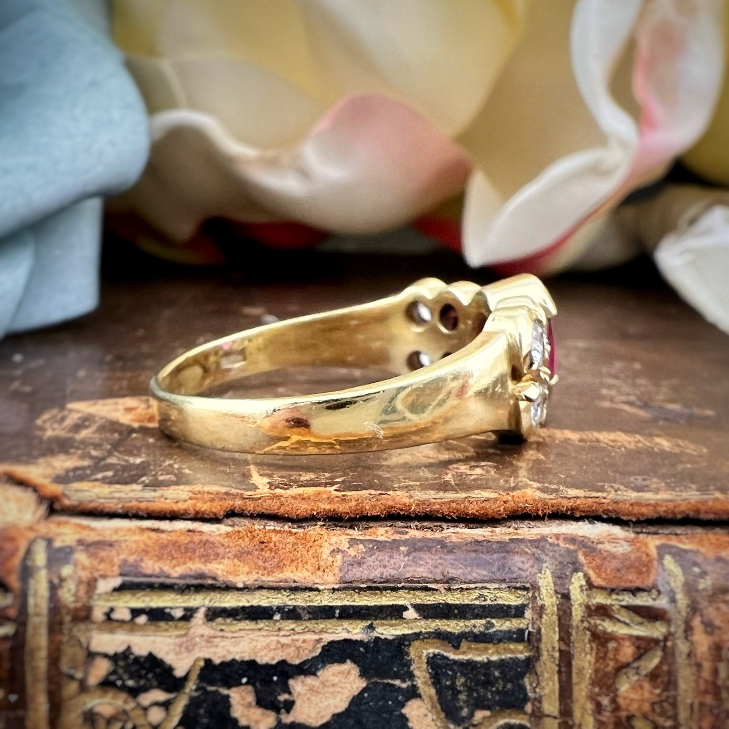 Anello in oro giallo 18 kt con rubino e diamanti