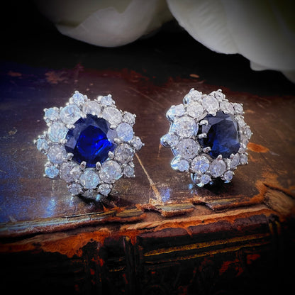 Importanti orecchini a corolla stellata con zaffiri e diamanti old mine cut in oro 18k