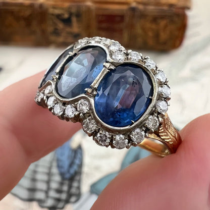 Grande anello trilogy con tre zaffiri naturali per 5 ct e diamanti – Italia, circa 1970 oro 18k
