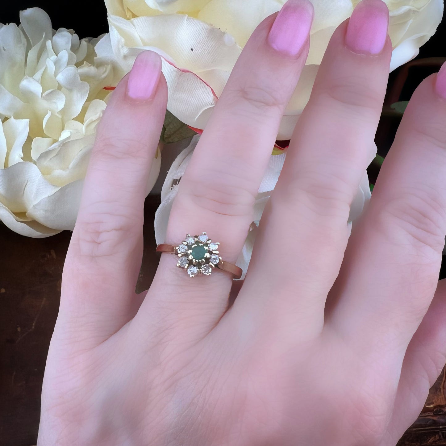 Anello Margherita in oro giallo con smeraldo e diamanti (Londra, 1979)