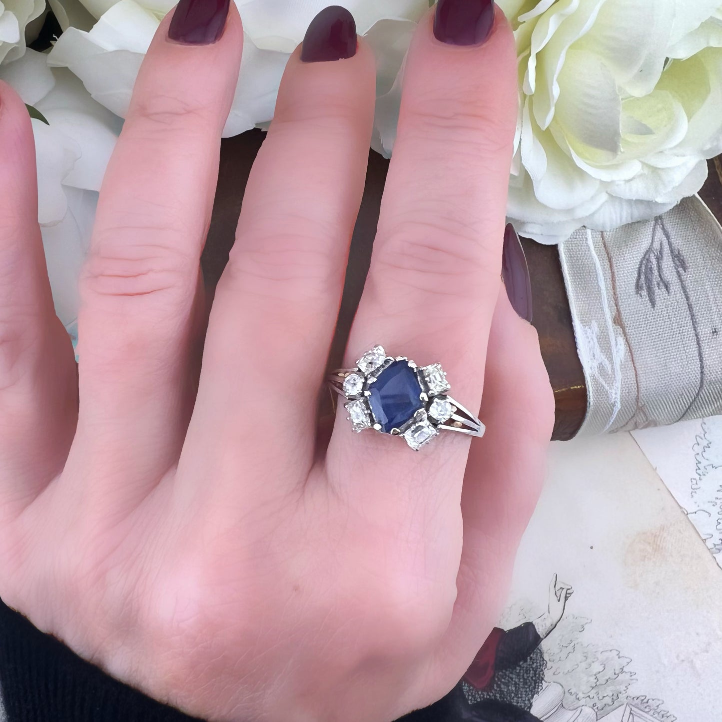 Anello con zaffiro romboidale Burma e diamanti Old Mine cut