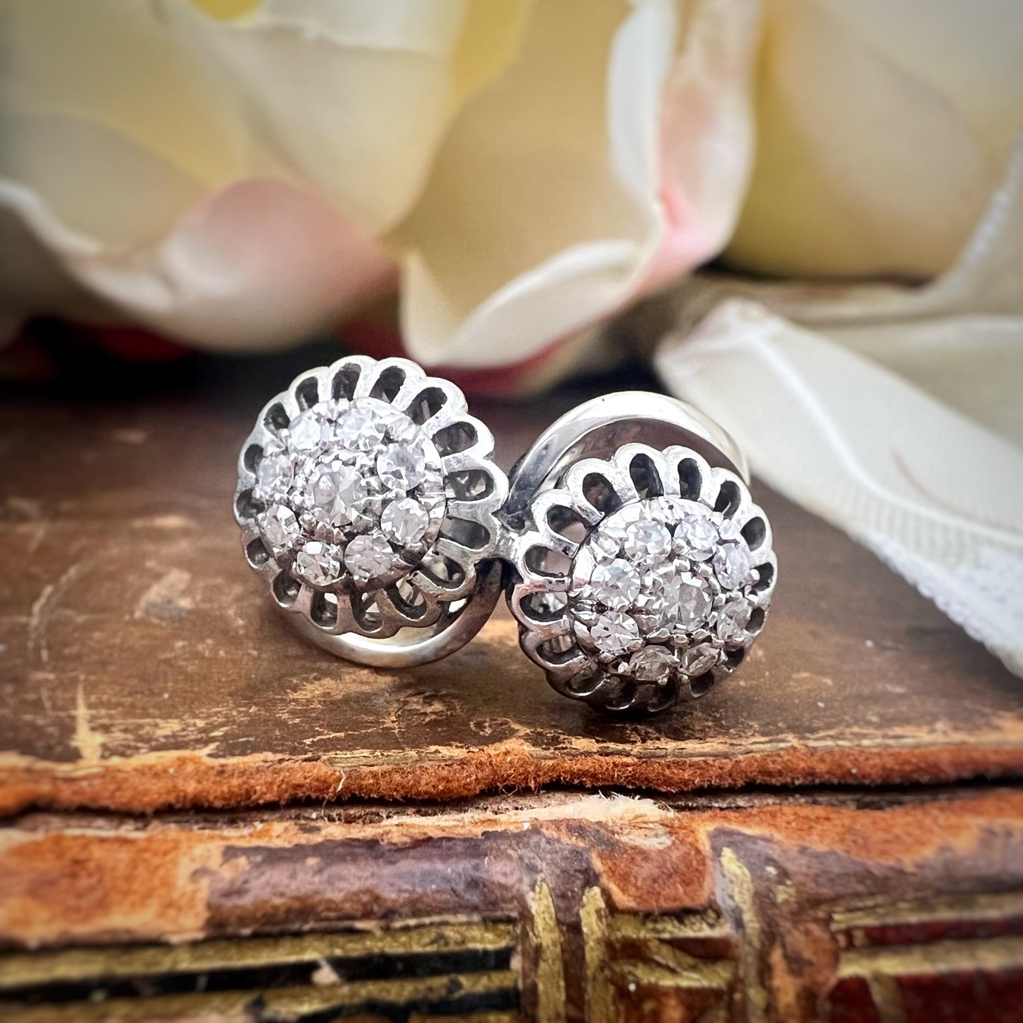 Anello contrariè con margherite di diamanti, oro bianco 18k