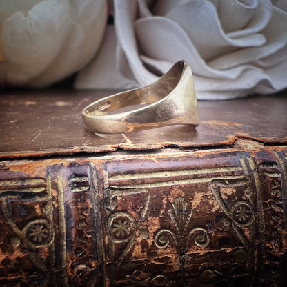 Chevalier in oro giallo 9 ct con incisione a mano – Birmingham, ca. 1970