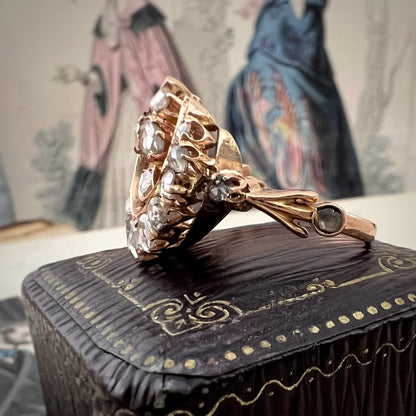 Anello antico in oro 18 kt con luna crescente e trifoglio di diamanti a taglio rosa – eleganza vintage e buon augurio
