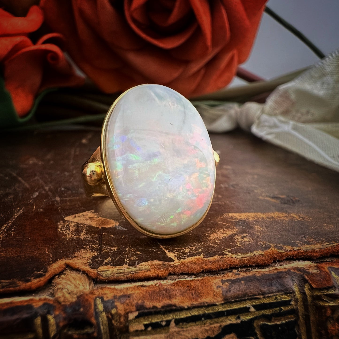 Anello vintage con Opale Australiano da 6 ct in Oro Giallo 18 Carati