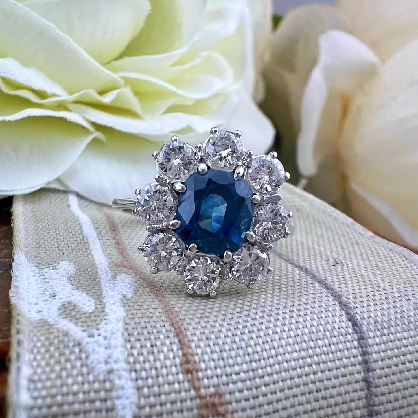 Anello margherita zaffiro Ceylon e diamanti VS - GH