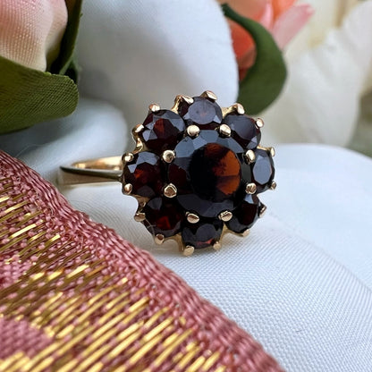 Anello margherita Vintage Inglese in Oro 18k con Granati