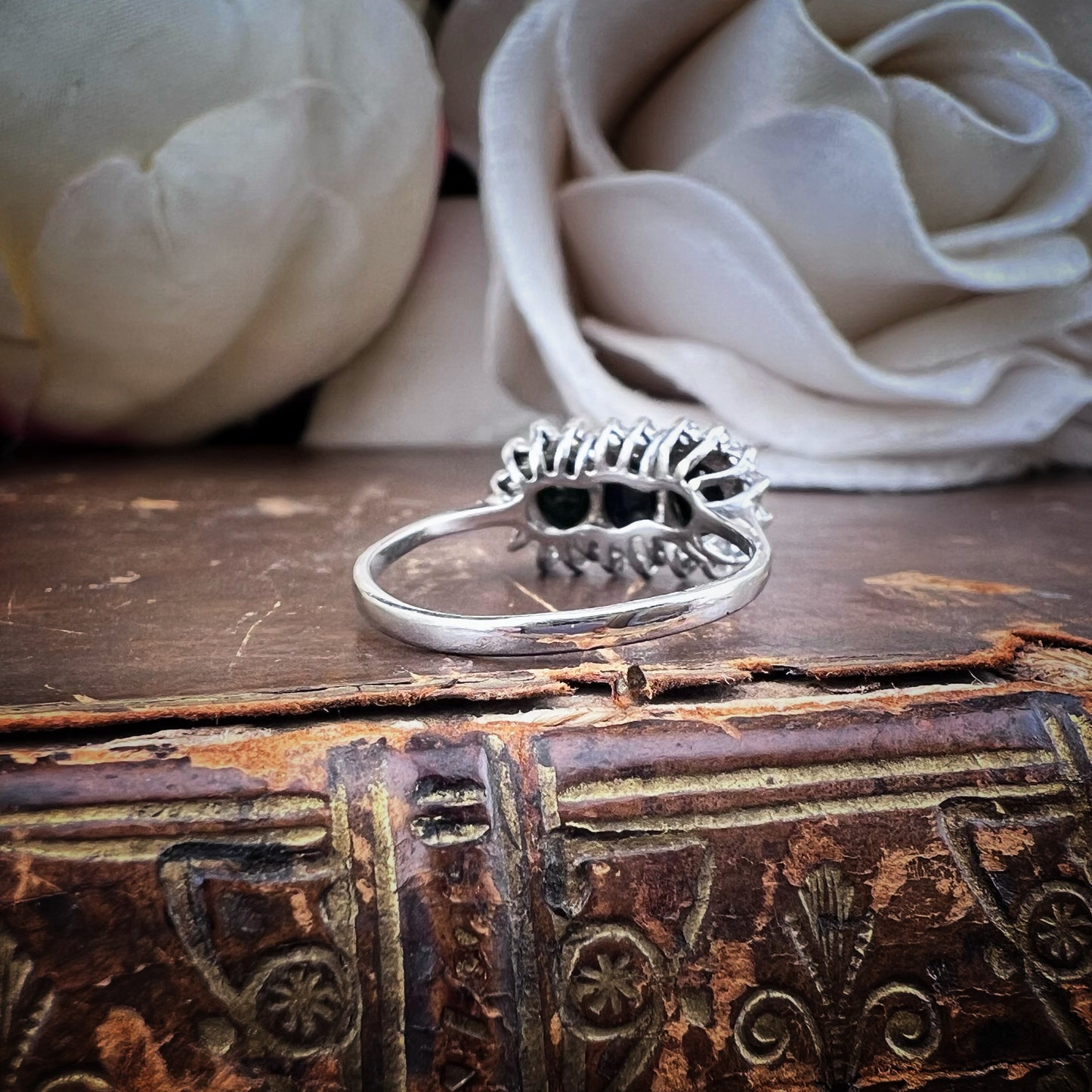 Anello Vintage in Oro Bianco 9 ct con Zaffiri e Diamanti – Londra, 1987