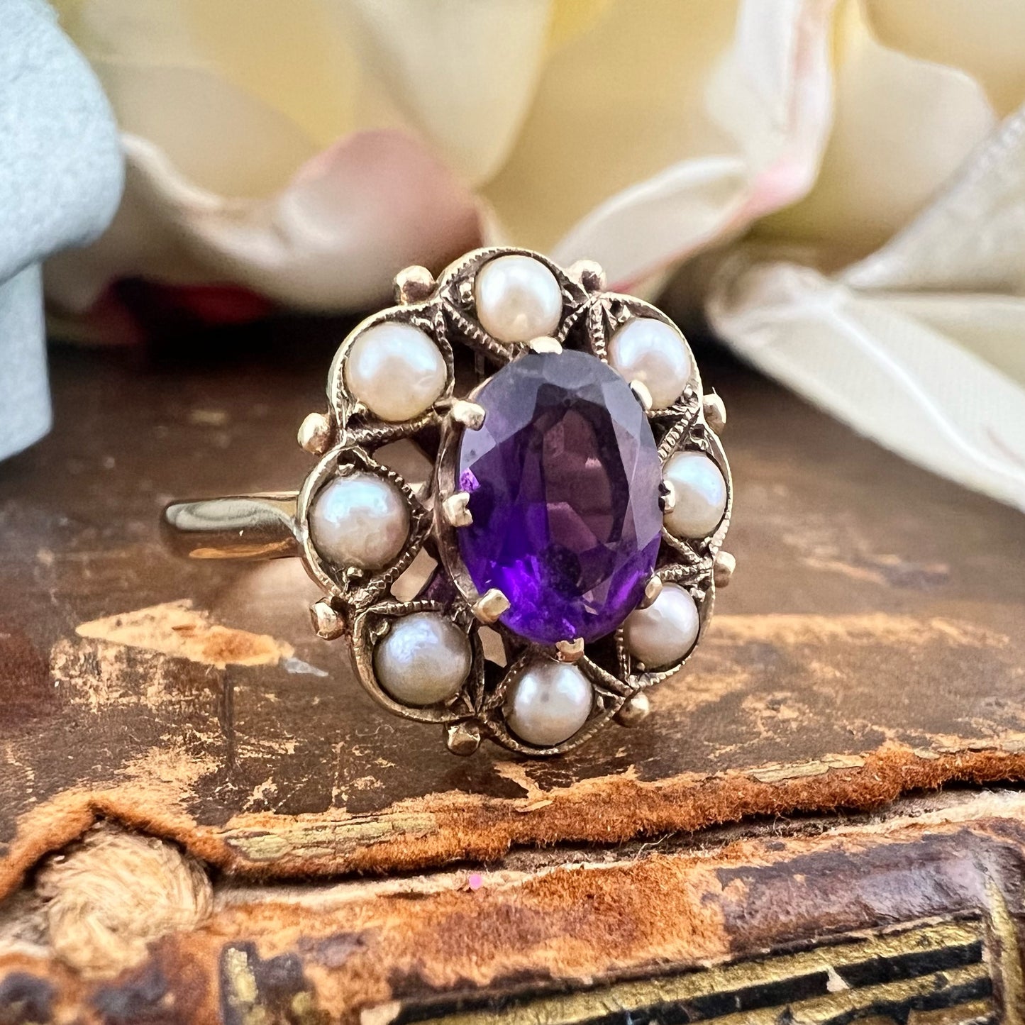 Anello vintage a margherita in oro 9k con ametista e perle naturali. Edimburgo, 1962