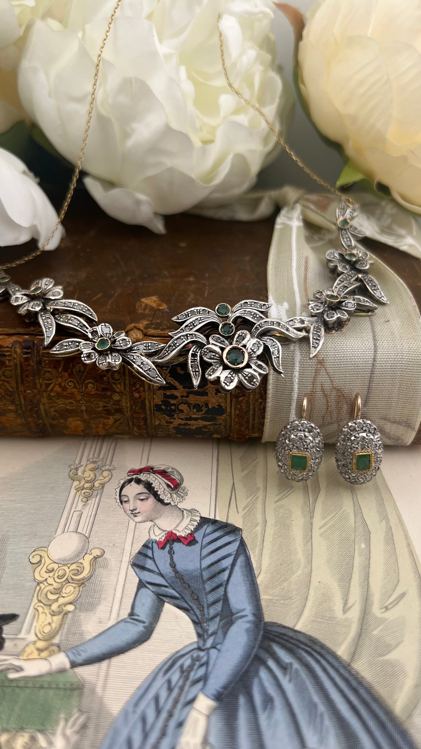Antico collier in oro e argento con smeraldi e diamanti. Italia circa 1934-1940.