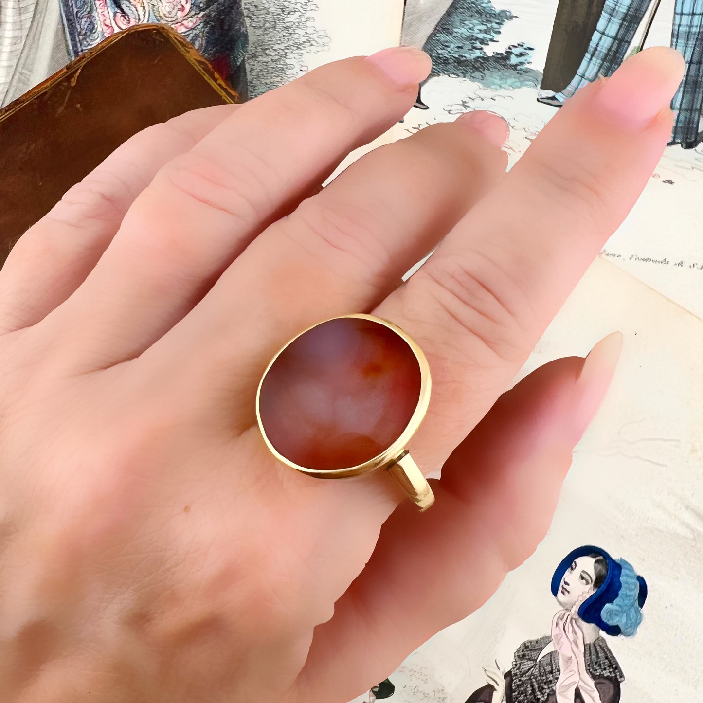 Grande anello chevalière in oro 18 carati e corniola. Italia 1970