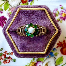 Carica l&#39;immagine nel visualizzatore di Gallery, Anello con margherita di opale e smeraldi con struttura in oro a grata
