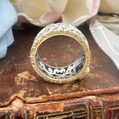 Anello vintage a fascia traforata in oro 18 carati con smeraldo e diamanti