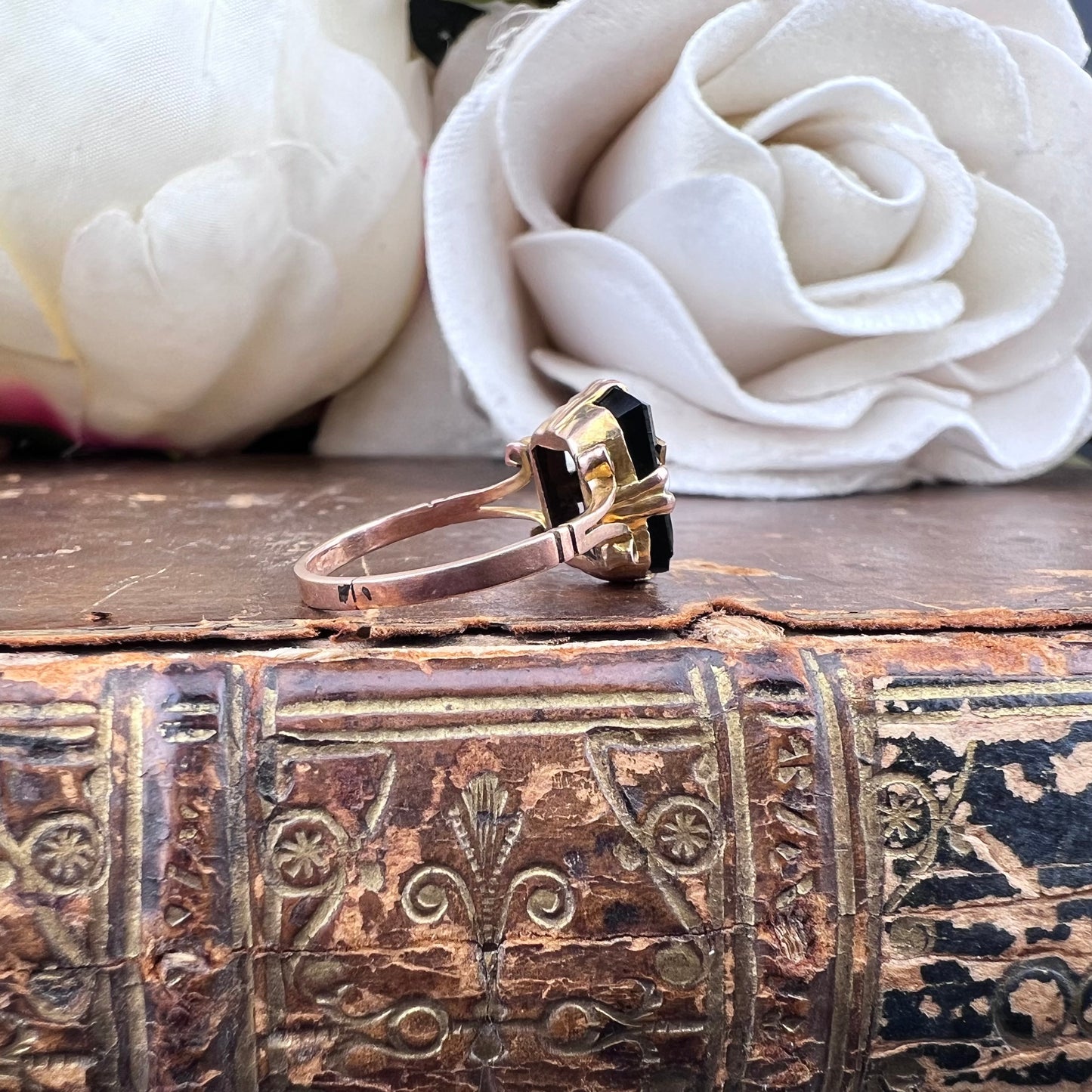 Anello eduardiano in oro e onice con lettera D
