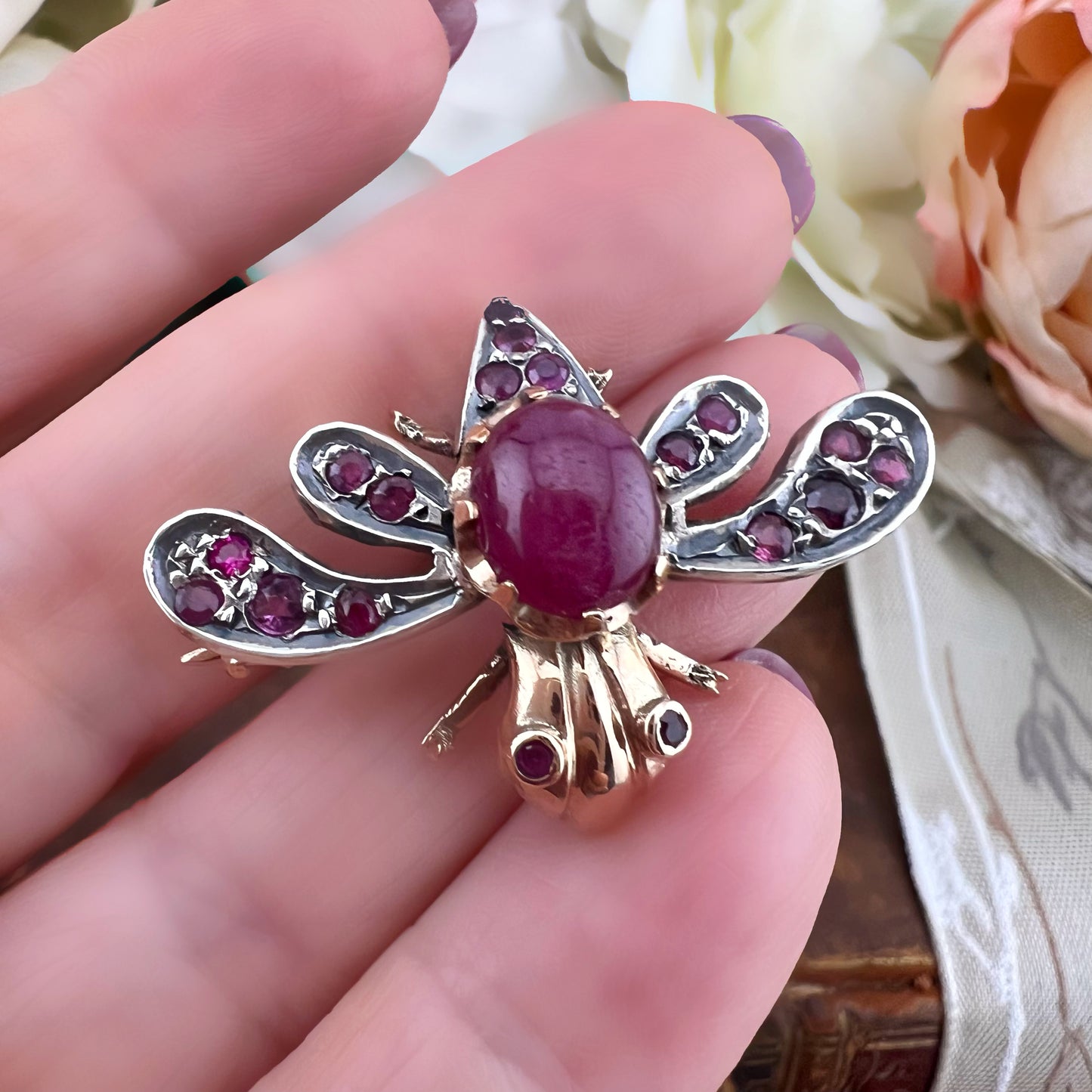 Spilla ape in oro 14k, argento e rubini. C. 1950