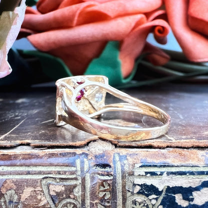 Anello chevalier “LOVE” in oro giallo 21 kt con rubino a cuore e diamanti naturali