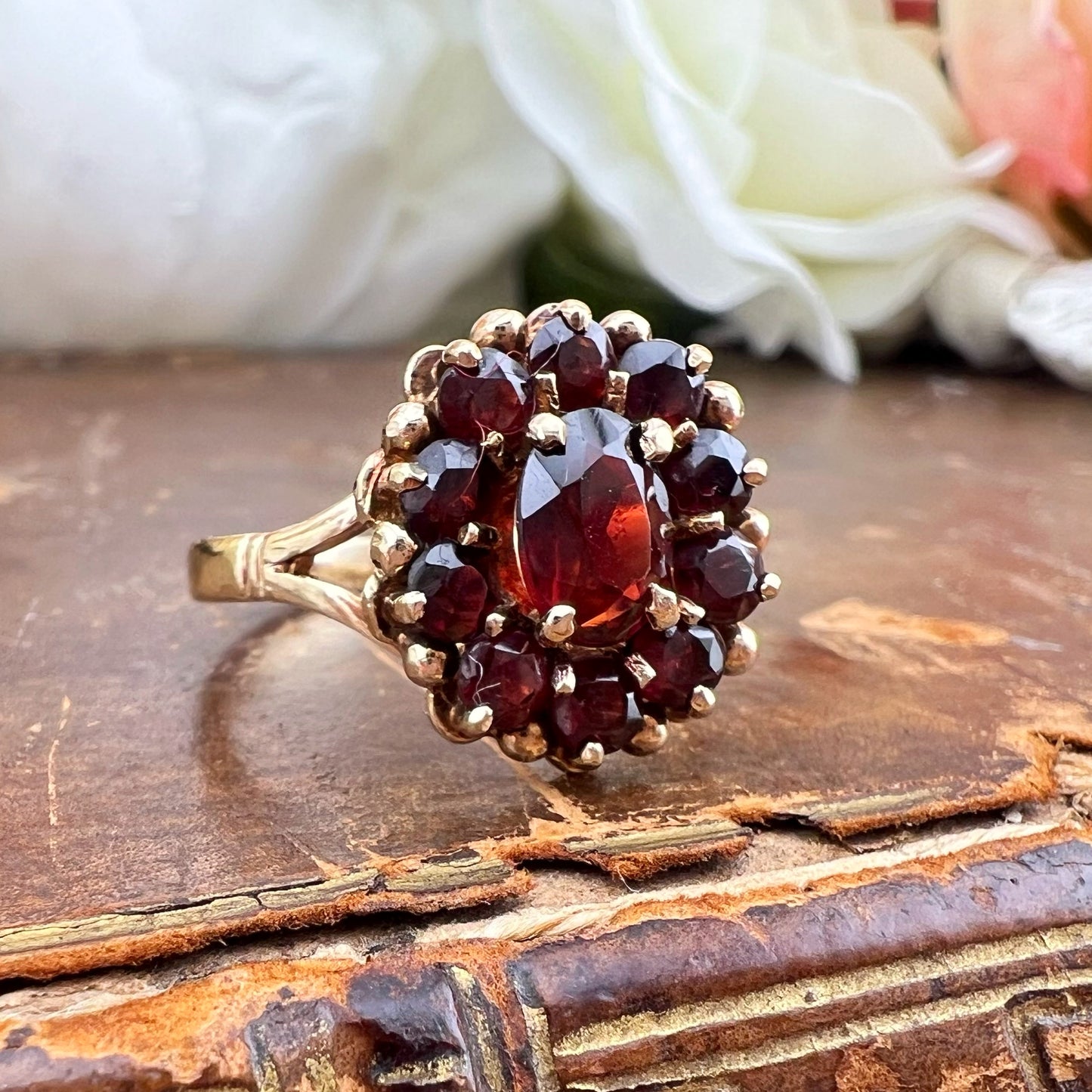 Anello vintage a margherita con granati – Londra, 1986