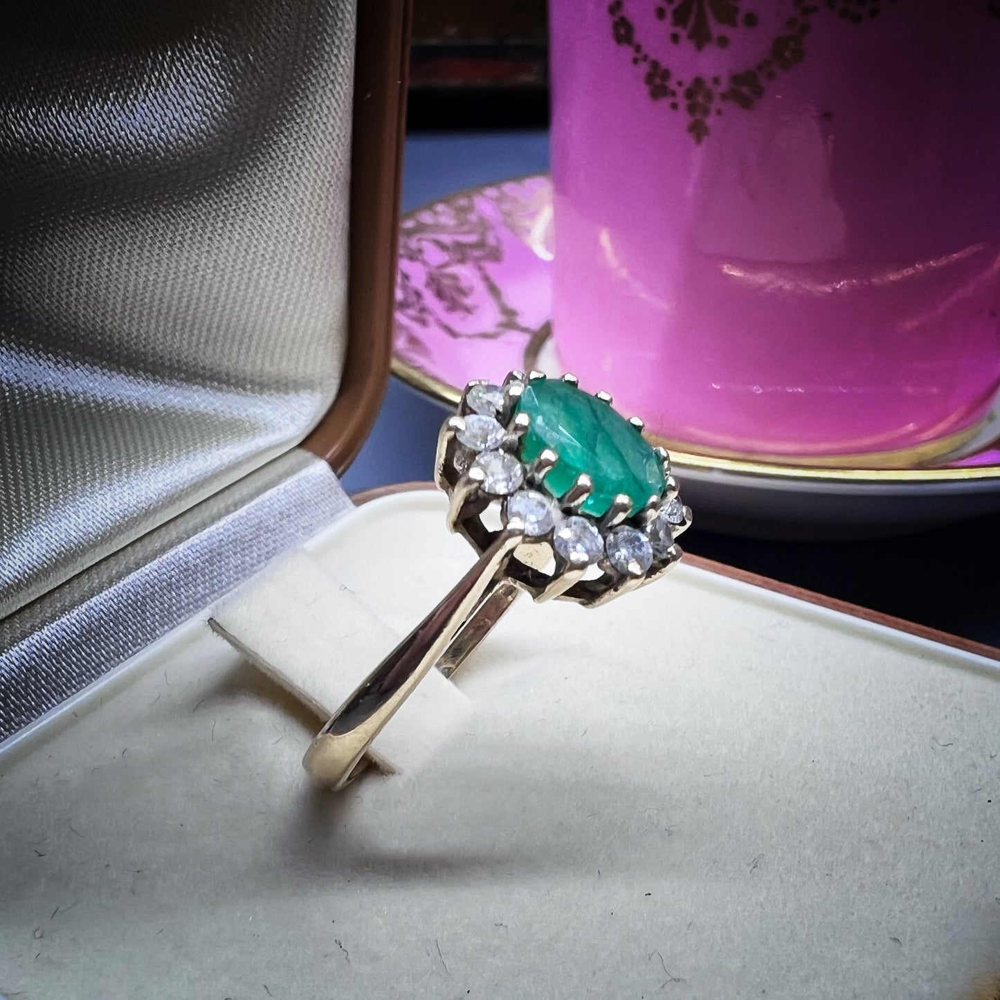 Anello vintage a margherita in oro con smeraldo – Birmingham, 1984