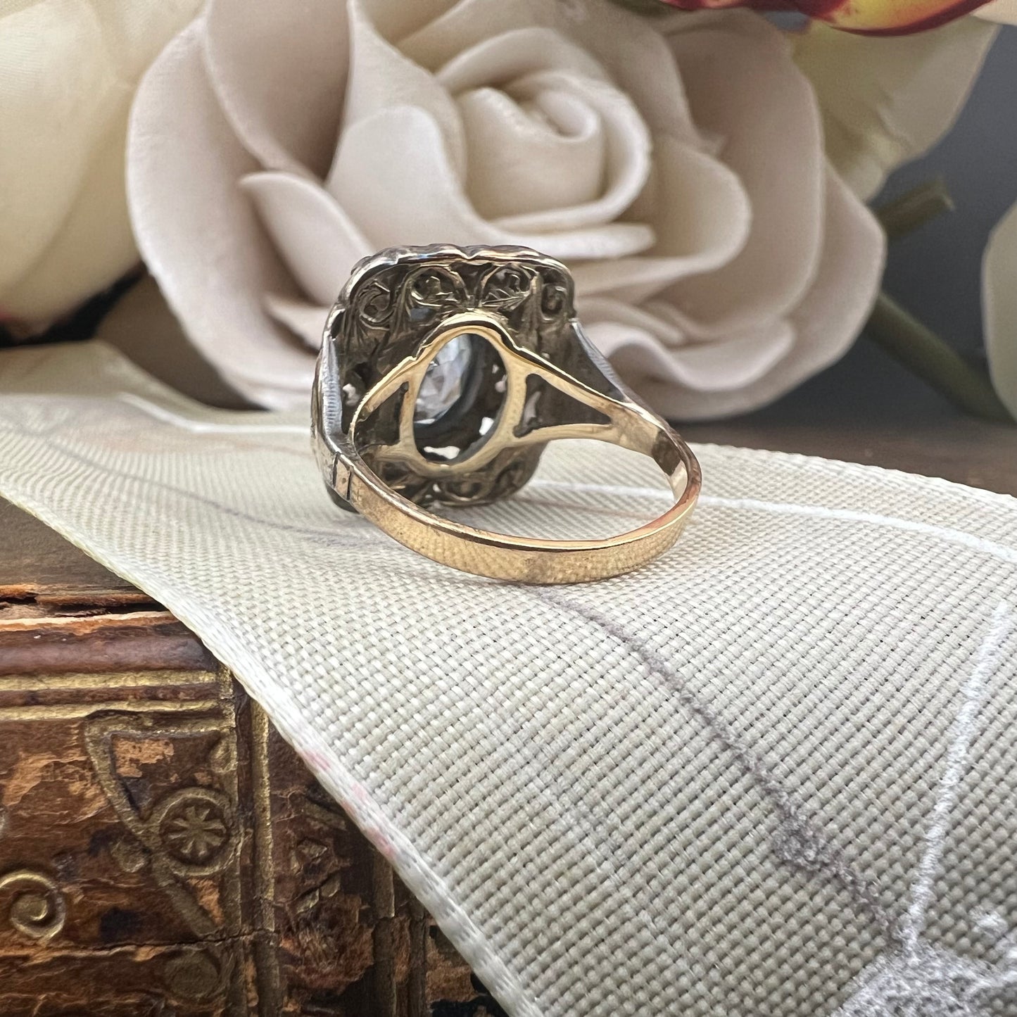 Anello in oro 18 ct e argento con topazio azzurro 1890-1910