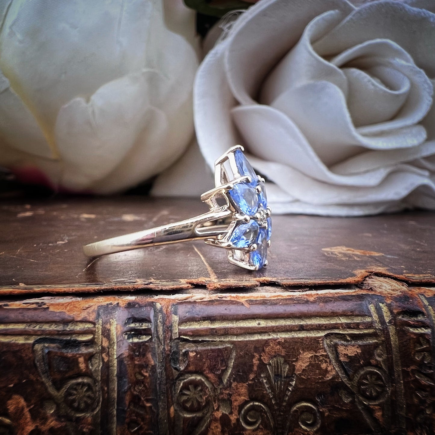 Anello vintage in oro giallo con topazi indaco e diamanti