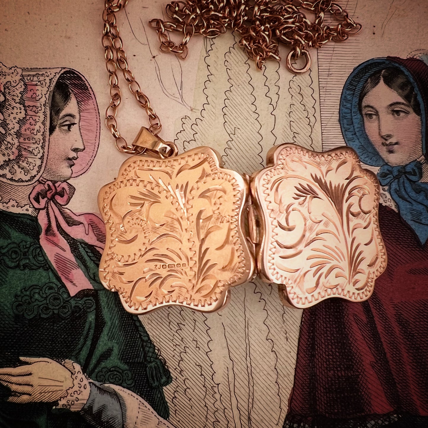 Locket vintage con catena in oro rosa inciso a mano