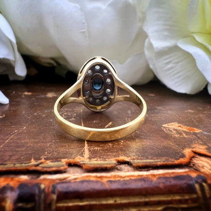 Anello Margherita ovale in oro 18 ct, zaffiro e diamanti a rosetta