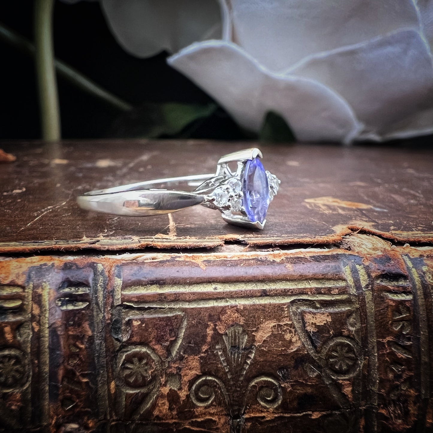 Anello in oro bianco con tanzanite marquise e diamanti