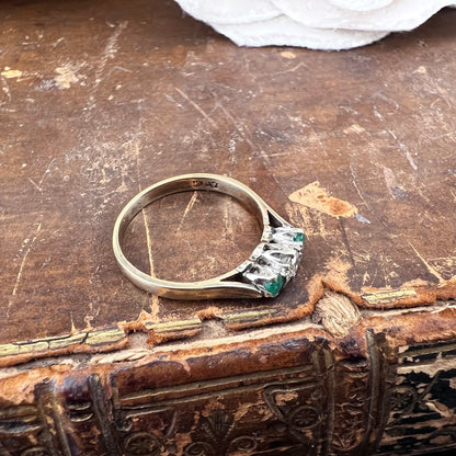 Anello Vintage Trilogy con Diamante e Smeraldi – 1981, Londra