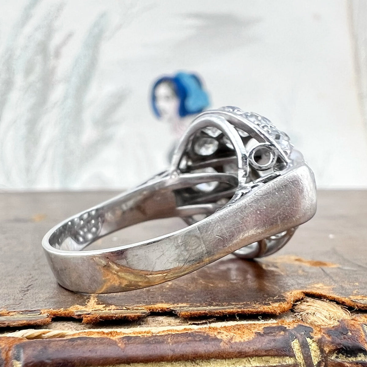 Anello a cupola Art Déco in platino con oltre 4 carati di diamanti – 1920-1940
