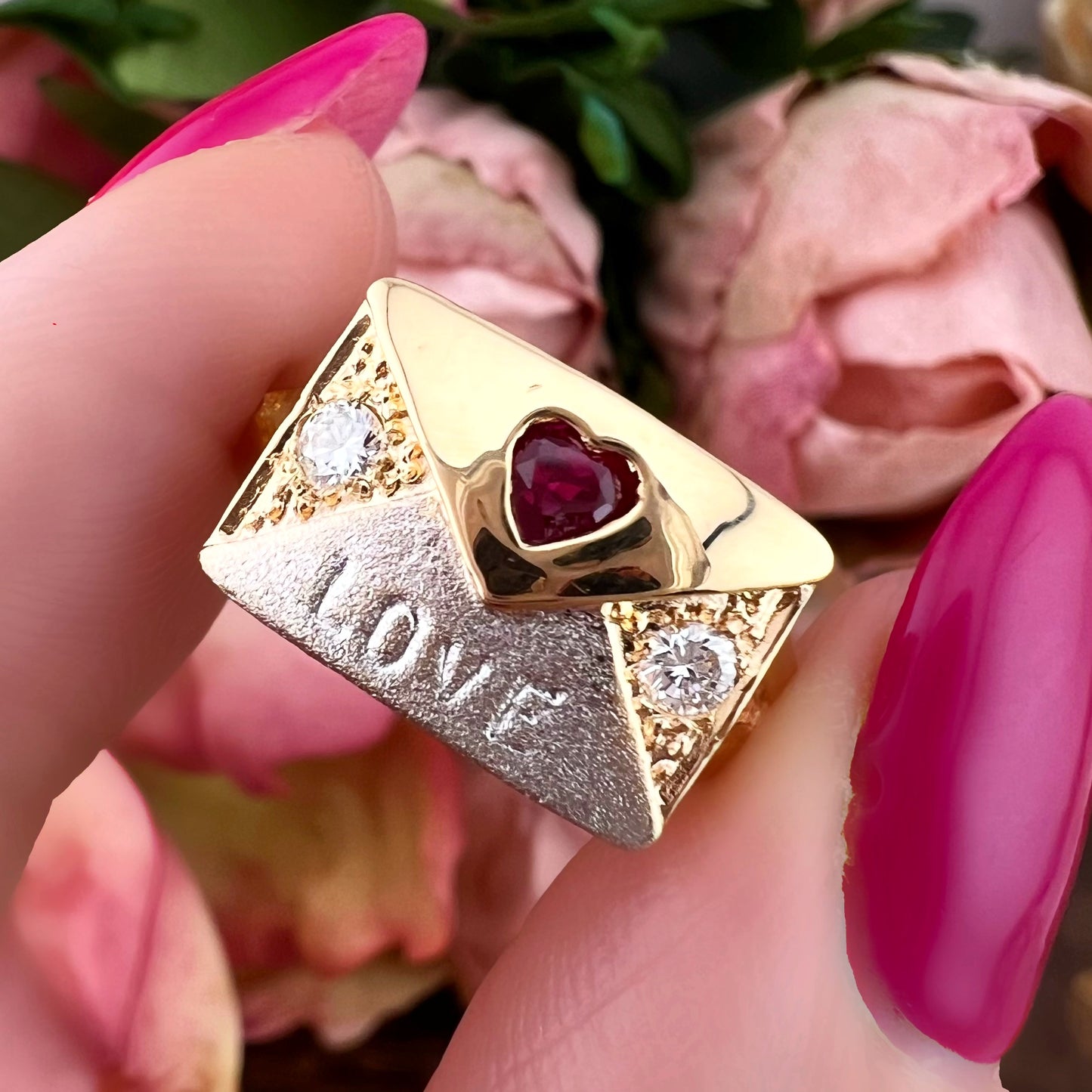 Anello chevalier “LOVE” in oro giallo 21 kt con rubino a cuore e diamanti naturali