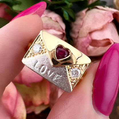 Anello chevalier “LOVE” in oro giallo 21 kt con rubino a cuore e diamanti naturali