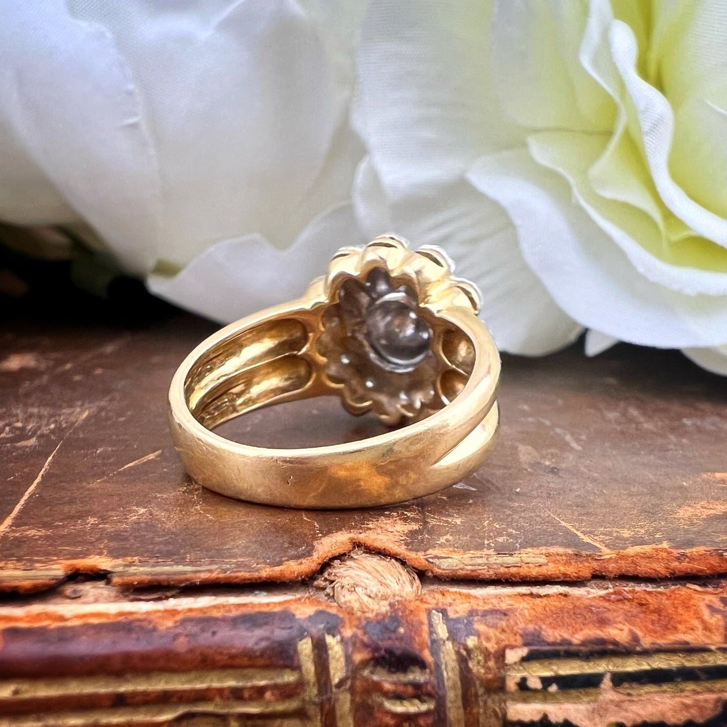 Anello Vintage Fiore in Oro 18K con Diamanti. Italia anni 80