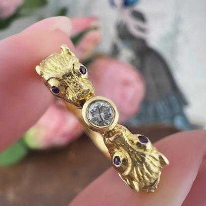 Anello anni ’30 con due felini, rubini e diamanti in oro 18K