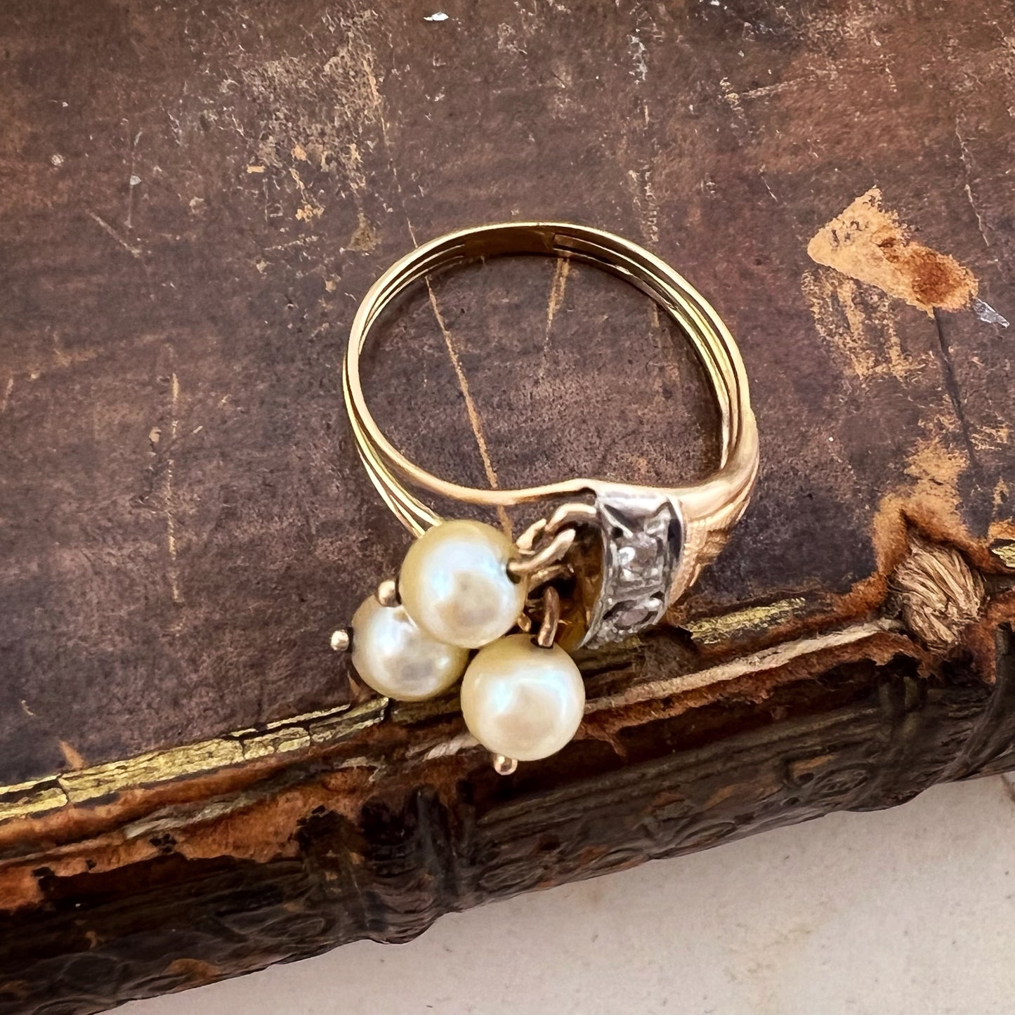 Anello Liberty in oro 18 kt con tre perle pendenti e diamanti rosetta