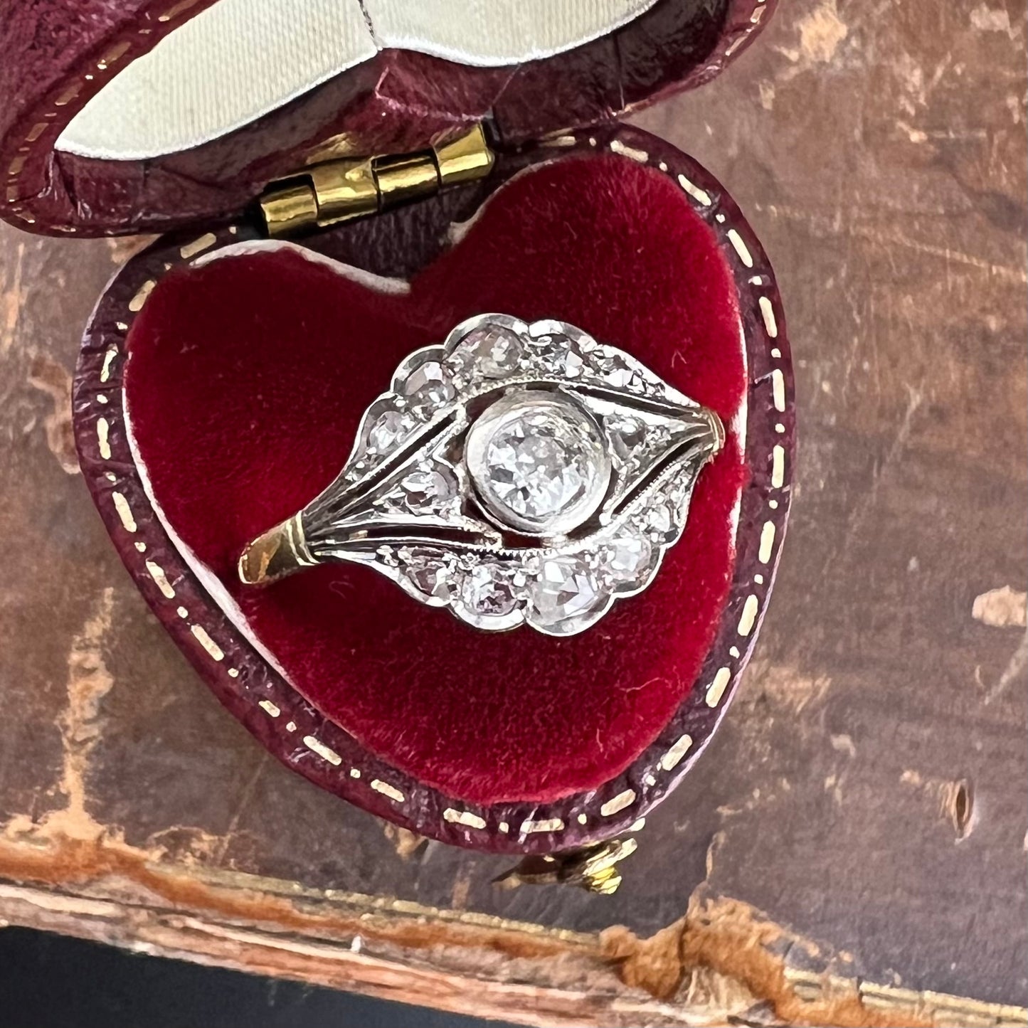 Anello in oro giallo e bianco 18 ct e diamanti Italia c. 1930