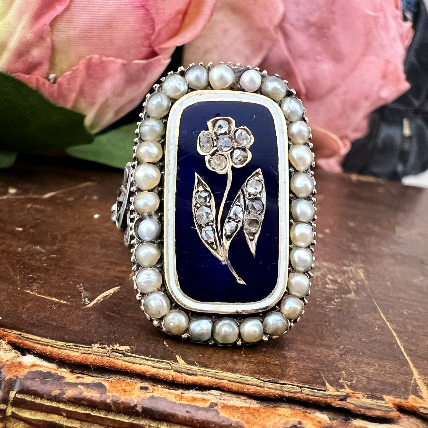 Anello sentimentale “Forget Me Not” con diamanti e perle naturali, Inghilterra 1830-1870